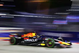 Verstappen schiet van de baan tijdens inhaalactie op Norris in GP Singapore
