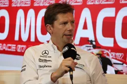 Batida de Hamilton revela o assoalho da Mercedes