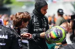 Hamilton in de problemen: Brit moet zich melden bij stewards