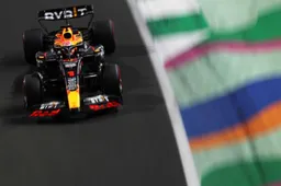 Strijd tussen Red Bull-coureurs eindigt in zege Perez na opmars Verstappen
