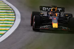 Verstappen vlamt naar sprintzege in Brazilië met Norris in zijn kielzog