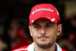 L'ex pilota dice a Wolff di rischiare: "Mi piacerebbe vederlo in Mercedes".