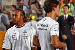 Nachtmerrie voor Mercedes: Russell elimineert Hamilton