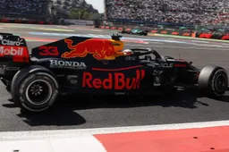 Verstappen gets in Bottas' way while trying to set the fastest lap