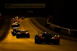 Regen verstoort 24 uur van Le Mans, urenlange safety car