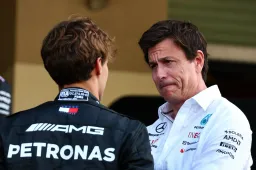 Tour del garage Mercedes con Wolff e la W14