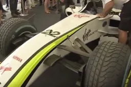 Barrichello showt de kampioenswagen van zijn teamgenoot Jenson Button