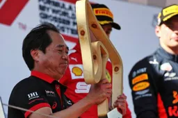 Honda topman Tanabe overrompeld op het podium: "Geen flauw idee wat ik moest doen"