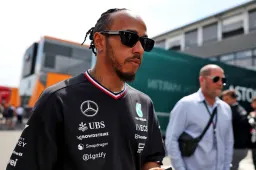 Hamilton réagit après un moment glacial dans la salle de repos avec Norris