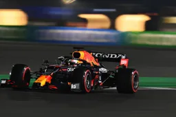 Verstappen maakt raketstart vanaf P7 in Qatar, Hamilton behoudt leiding
