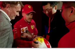 Kijken: Vettel de smaakmaker in Shanghai als merkambassadeur Ferrari
