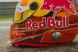 Verstappen onthult nieuwe 'Orange Tribute' helm voor meerdere GP's dit jaar