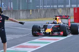 Verstappen is onder de indruk van zijn nieuwe auto!