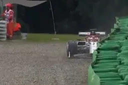 Kimi Raikkonen parkeert zijn Alfa in de grindbak op Monza!