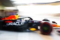 Klagende Verstappen derde in VT2 vol rode vlaggen, Leclerc het rapst