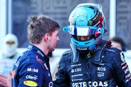 Humor: ‘De Vries verstopt zich in Verstappens sidepod voor Helmut Marko’