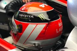 Ook Lewis Hamilton komt met een 'Niki Lauda-helm'