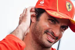 Sainz divertito: "Ogni volta firmo per qualcuno di diverso".