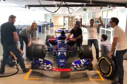 Brendon Hartley doet aan wedstrijdje banden wisselen