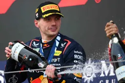 ‘Mercedes heeft contract Verstappen al klaarliggen, duurder dan Hamilton’
