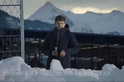 Verstappen showt zijn nieuwe helm en startnummer in de sneeuw