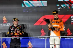 Verstappen kan het niet laten: 'Hij heeft de voorvleugel van McLaren!'