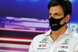 Russell moet van zich afbijten: 'Wolff heeft hier niks over te zeggen'