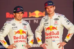 In beeld | Verstappen en Perez schitteren in speciale witte Honda-overalls