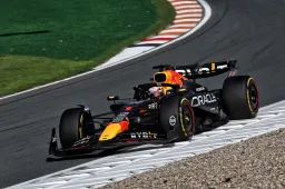 Verstappen klaagt over auto: 'Ik ben aan het glijden'