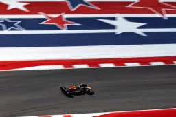 Russell choca y define pole para Norris, Verstappen P2, Sainz P3, Pérez P10