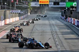 Video | Alonso wint vier plaatsen na geweldige start in Baku 2021
