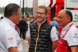 Zak Brown grapt: "Als ik mijn best doe, misschien tekent Horner mij"