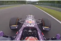 Max Verstappen raast over Eau Rouge… in tegenovergestelde richting!