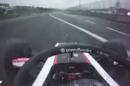 Zie hier de indrukwekkende pole-ronde van Nyck de Vries in de regen