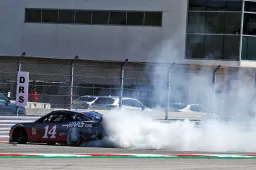 Des images bizarres de NASCAR : Un pilote jette un morceau de voiture sur son adversaire