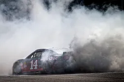 GUARDA: Un enorme incidente elimina 10 auto nella NASCAR