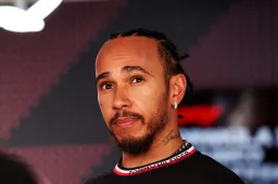 Britse media doen bijzondere suggestie na mail: 'Hamilton moet opstappen'