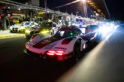VÍDEO: Felipe Nasr bate seu Porsche Penske com força no muro