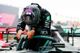 Blijft Hamilton bij Mercedes? ‘Hij weet dat hij daar nu de beste auto heeft’