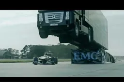 Video: Vrachtwagen springt over Formule 1 auto!