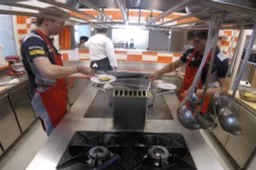 Video: Daniil Kvyat en Carlos Sainz maken debuut in gloednieuwe kookshow!