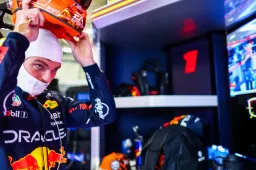Verstappen ascolta il verdetto dei commissari sportivi dopo l'incidente in qualifica