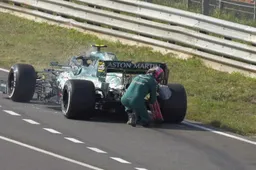 Vettel zorgt voor eerste code rood en gaat aan de gang met brandblusser