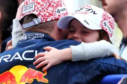 Penelope wil Verstappen niet loslaten voor hij instapt: "P, ik moet racen!"