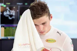 Max zakte in elkaar in de Red Bull Racing pitbox?!