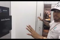 Video: Hamilton geeft rondleiding door de Mercedes hospitality