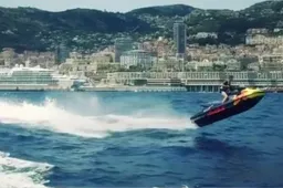 KIJKEN Verstappen jaagt jetski over golven in haven Monaco