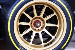 Zo zien de 18 inch velgen er onder een Formule 2 auto uit