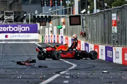 VERSTAPPEN CRASHT VANAF P1 MET NOG VIJF RONDEN TE GAAN!