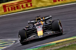 Verstappen locks up when attacking Norris at the first corner in the sprint